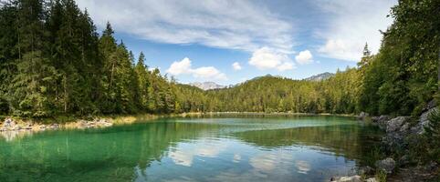 lindo panorama às eibsee às zugspitze dentro bavaria foto