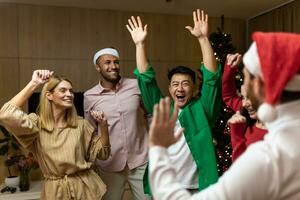 grupo amigos comemoro Novo anos festa às casa dançando juntos Natal véspera tendo Diversão. casa Novo ano Festa. gastos Tempo junto, feriados humor, engraçado homem e mulher. foto