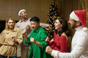 alegre grupo amigos comemoro Novo anos festa às casa dançando juntos Natal véspera tendo Diversão. casa Novo ano Festa. gastos Tempo juntos feriados humor engraçado homem e mulher. foto