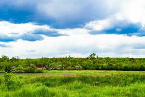 bela paisagem do horizonte no prado da vila na cor de fundo natural foto