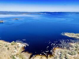 aéreo Visão a partir de uma zangão ocupado às copetão barragem norte costas Fora perto Inverell, Novo sul País de Gales, 2360, Austrália foto