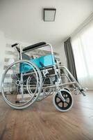 cadeira de rodas dentro uma quarto com ninguém dentro isto para pacientes com caminhando incapacidade. não paciente dentro a quarto dentro a privado enfermagem lar. terapia mobilidade Apoio, suporte idosos e Desativado caminhando incapacidade imparidade recuperação paralisia inválido reabilitação foto