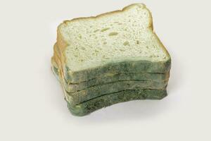 desperdiçado pão isolado em branco. biodegradável Comida desperdício conceito. foto