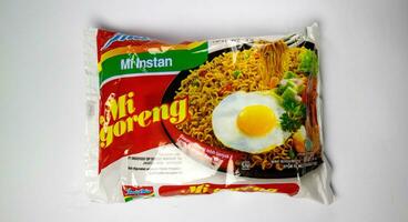 indomie frito Macarrão ou indomie Goreng em branco fundo. indonésio instante Macarrão. Jawa barat, 5 desember 2023 foto