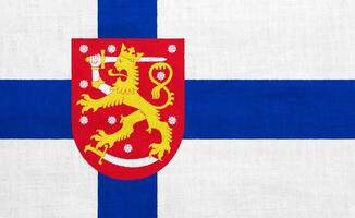 bandeira e casaco do braços do república do Finlândia em uma texturizado fundo. conceito colagem. foto