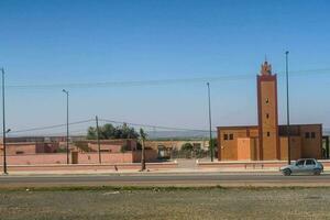 uma carro dirigindo de uma mesquita dentro a deserto foto