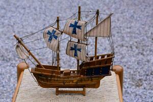 uma de madeira modelo do uma navio em uma de madeira mesa foto