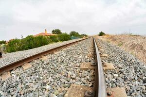 Ferrovia faixas dentro a deserto foto