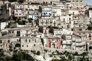 colorida casas e ruas dentro velho medieval Vila Ragusa dentro Sicília, Itália. foto