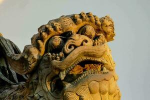 uma fechar acima do uma chinês Dragão estátua foto