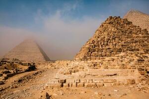 famoso egípcio pirâmides do giza. panorama dentro Egito. pirâmide dentro deserto. África. maravilha do a mundo foto