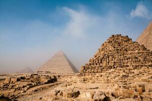 famoso egípcio pirâmides do giza. panorama dentro Egito. pirâmide dentro deserto. África. maravilha do a mundo foto