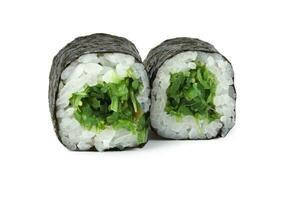 Sushi fechar-se isolado em branco fundo. nori algas marinhas Sushi com arroz e chuka. foto