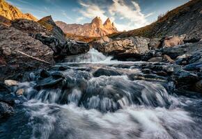 icônico três pico montanha e cascata fluindo dentro a aiguilles d Arves entre a francês Alpes às Sabóia, França foto