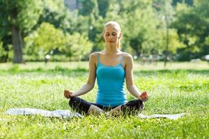 mulher meditando ao ar livre foto