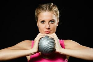 lindo jovem mulher é exercício com remédio bola. foto