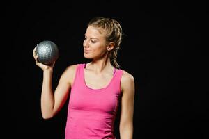 lindo jovem mulher é exercício com remédio bola. foto