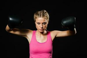 retrato do lindo determinado mulher com boxe luvas. foto