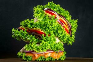 conjunto do sanduíches dentro pão sírio com fresco salmão, presunto, vegetais, salada. caseiro sanduíches. saudável velozes Comida. em uma de madeira borda foto