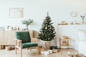 Natal interior estoque fotos. explorar caloroso e convidativo feriado temático casa configurações, adornado com cintilante luzes, meias, e belas decorado Natal árvores foto