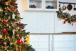 Natal interior estoque fotos. explorar caloroso e convidativo feriado temático casa configurações, adornado com cintilante luzes, meias, e belas decorado Natal árvores foto