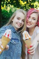 dois jovem mulheres rindo e caminhando desfrutando despreocupado período de férias estilo de vida foto