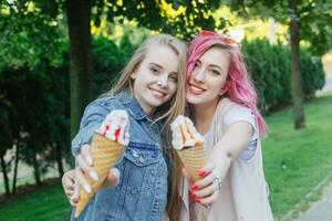 dois jovem mulheres rindo e caminhando desfrutando despreocupado período de férias estilo de vida foto