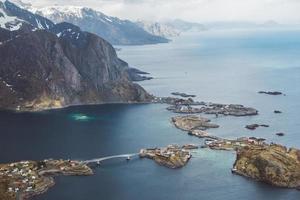 paisagem cênica das ilhas lofoten - picos, lagos, casas foto