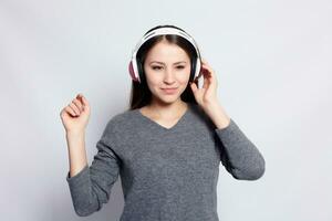 feliz mulher ou Adolescência menina dentro fones de ouvido ouvindo para música foto