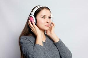 feliz mulher ou Adolescência menina dentro fones de ouvido ouvindo para música foto