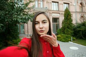 retrato do jovem atraente fêmea dentro à moda equipamento fazer selfie foto