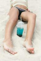 de praia mulher bebendo frio beber bebida tendo Diversão às de praia Festa. foto