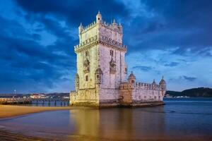 belém torre em a banco do a tagus rio dentro crepúsculo. Lisboa, Portugal foto