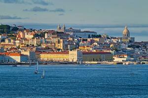 Visão do Lisboa Visão sobre tagus rio com iates e barcos em pôr do sol. Lisboa, Portugal foto