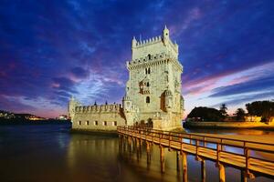 belém torre em a banco do a tagus rio dentro crepúsculo. Lisboa, Portugal foto