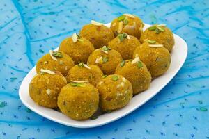 indiano tradicional inverno doce Comida methi laddu foto