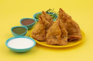 indiano rua Comida samosa ou samosas é uma crocantes e picante triângulo forma lanche foto