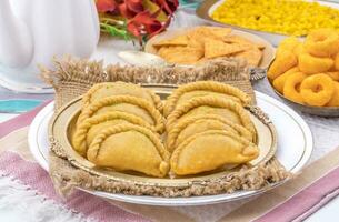 gujiya ou Gujia é uma indiano doce Comida foto