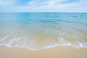 linda praia tropical e céu azul foto