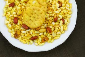 indiano rua picante Comida bhel puri é uma salgado lanche foto