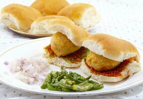 indiano famoso rua Comida vada pav é uma vegetariano velozes Comida prato a partir de Maharashtra foto