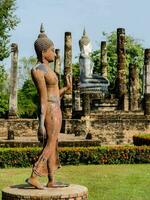 uma estátua do uma mulher dentro frente do uma Buda foto