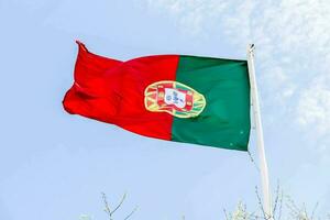 Portugal bandeira em a azul céu foto