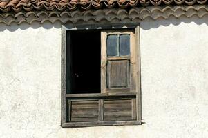 uma janela com uma de madeira porta e lado a lado cobertura foto