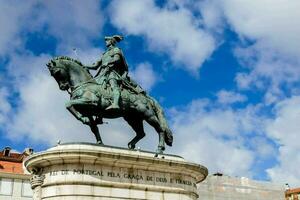 uma estátua do uma homem em uma cavalo dentro frente do uma construção foto