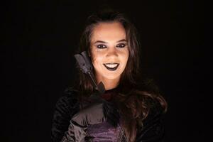 atraente gótico mulher vestido acima gostar uma bruxa para dia das Bruxas. foto