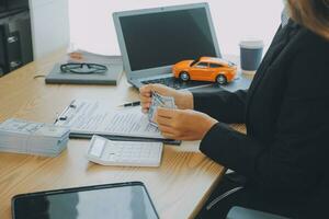 vendedor mandar chave para cliente depois de Boa acordo acordo, bem sucedido carro empréstimo contrato comprando ou vendendo Novo veículo. foto