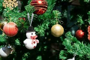 Natal decoração boneco de neve em natal árvore e festão fundo. boneco de neve com bola Natal decorações em Natal árvores foto