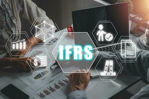 ifrs, internacional financeiro comunicando padrões conceito, o negócio equipe analisando renda gráficos e gráficos em o negócio papel com internacional financeiro comunicando padrões ícone em virtual tela. foto