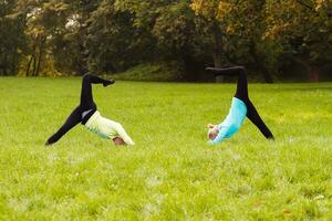 dois mulher fazendo ioga dentro natureza. foto